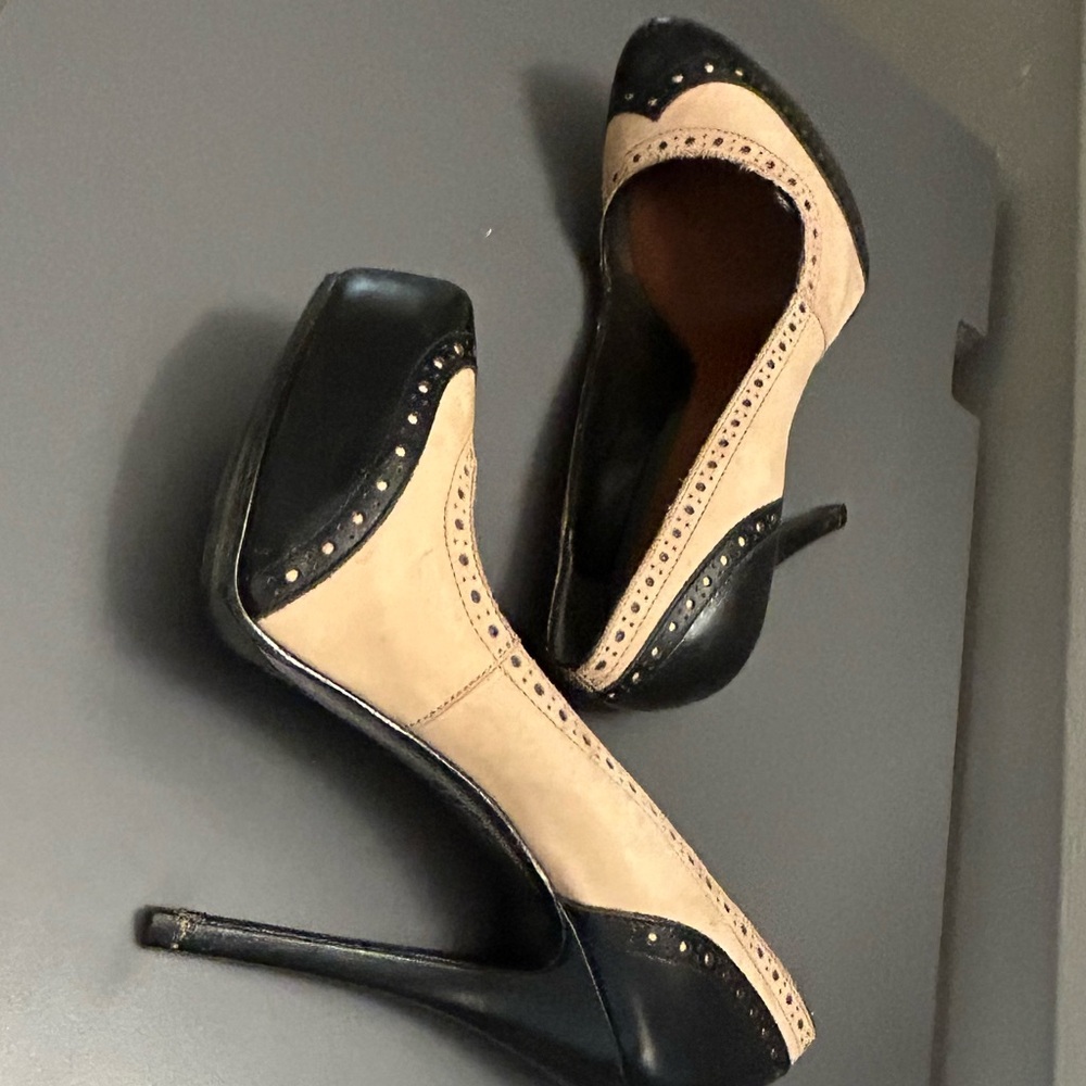 Heels Size 7B idore Fashionable!! Show off with these amazing shoes! Preowned